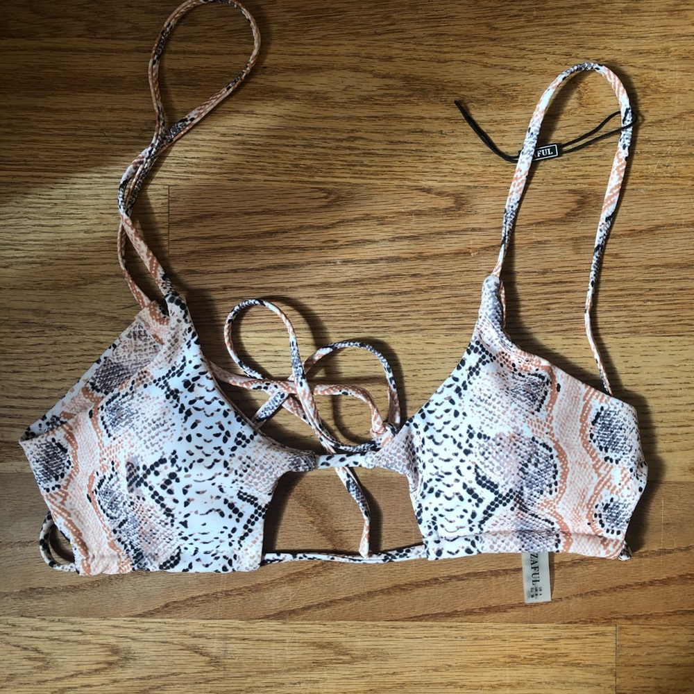 snakeskin bikini top! 💛